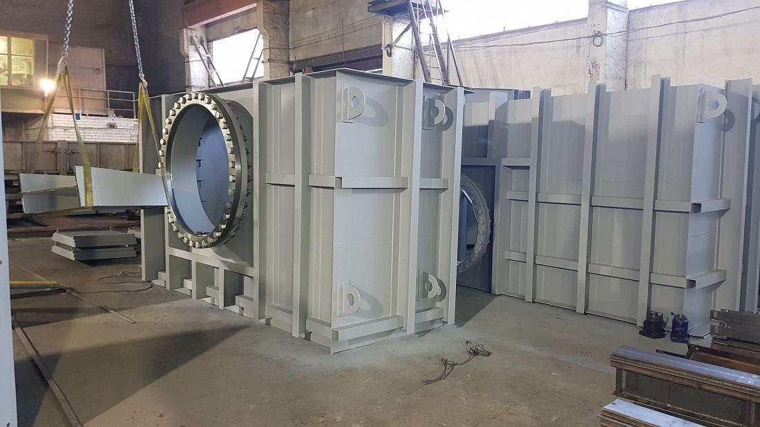 Корпусное оборудование с фланцем в цехе
